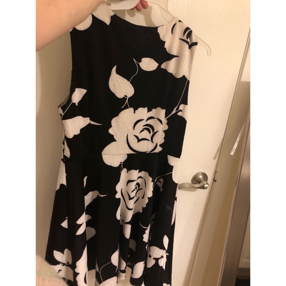 Black floral boutique dress - Picture 2 of 6
